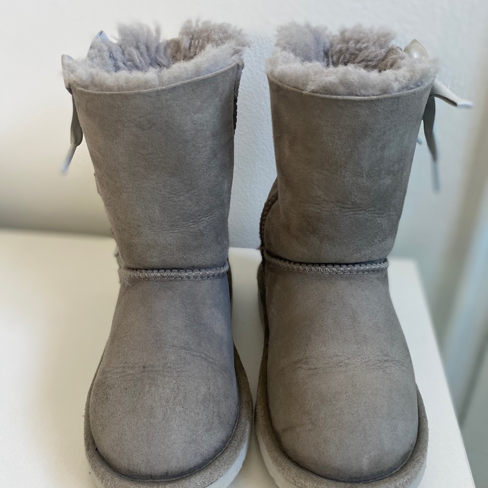Ugg boots little girls size 13. Excellent condition.